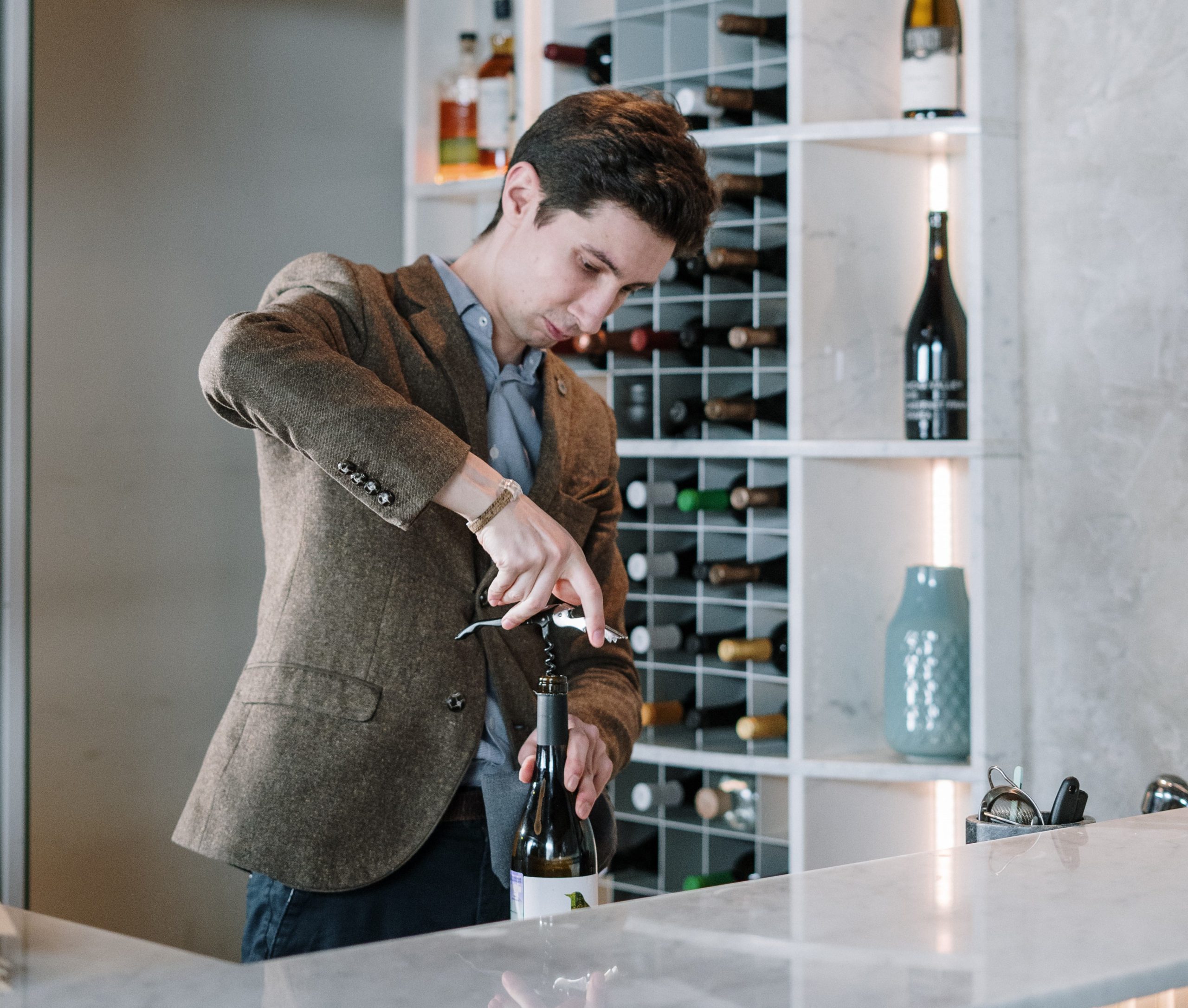 Sommelier qui débouche une bouteille