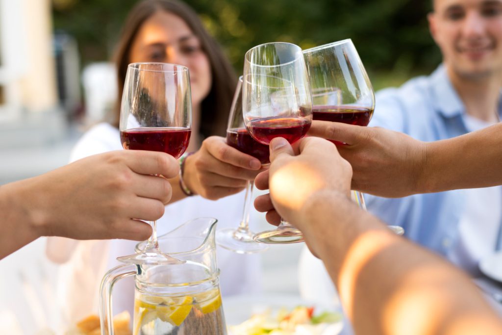 Image d'un groupe de personnes qui trinquent avec des verres de vin